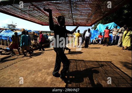 Bildnummer: 55879459  Datum: 22.08.2011  Copyright: imago/Xinhua (110901) -- JUBA, Sept. 1, 2011 (Xinhua) -- Refugees belongings are moved to shore from a ship at a dock in Juba, South Sudan, Aug. 22, 2011. Some 2 million South Sudanese people, who live in Sudan, are drawn into an actual dilemma of the identifications of nationality and identity, by the independence of South Sudan. Most of them were born and raised in Sudan s capital Khartoum. Some 330 thousand people, however, gave in their lives in Sudan and tried hard to move back to South Sudan out of their anxiety for future identificatio Stock Photo