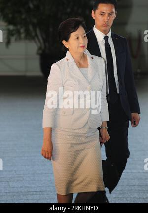 Bildnummer: 55888527 Datum: 02.09.2011 Copyright: imago/Xinhua (110902) -- TOKYO, 2 settembre 2011 (Xinhua) -- il ministro giapponese della salute, del lavoro e del benessere Yoko Komiyama entra nella residenza del primo ministro a Tokyo, 2 settembre 2011. Il primo ministro giapponese in arrivo ha nominato il suo gabinetto venerdì. Il Gabinetto sarà formalmente inaugurato con una cerimonia di attestazione presso il Palazzo Imperiale nel pomeriggio. (Xinhua/Ji Chunpeng) (zx) JAPAN-TOKYO-NEW CABINET PUBLICATIONxNOTxINxCHN People Politik Kabinett xbs 2011 Hoch Bildnummer 55888527 Date 02 09 2011 Copyright Imago XINHUA Tokyo S. Foto Stock