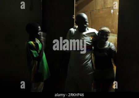 Bildnummer: 55888452 Datum: 25.08.2011 Copyright: imago/Xinhua (110902) -- YAOUNDE, 2 settembre 2011 (Xinhua) -- Papy lancia una ragazza un bacio quando parla con i vicini di Yaounde, capitale del Camerun, 25 agosto 2011. Papy è il soprannome di Mintoumou James, un ragazzo di 12 anni che vive in una piccola casa a un piano con la sua famiglia sul fianco della montagna vicino allo zoo di Yaounde. PUBLICATIONxNOTxINxCHN Gesellschaft Land Leute Jugend Kind Junge Fotostory Alltag xbs 2011 quer Bildnummer 55888452 Date 25 08 2011 Copyright Imago XINHUA Yaounde Sept 2 2011 XINHUA Papy Blows a Girl a Kiss when Talking Wi Foto Stock