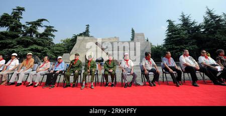 Bildnummer: 55890763 Datum: 03.09.2011 Copyright: imago/Xinhua (110903) -- NANCHINO, 3 settembre 2011 (Xinhua) -- alcuni dei vecchi soldati che hanno servito nella Guerra di resistenza contro l'aggressione giapponese, i sopravvissuti del massacro di Nanchino e i volontari internazionali partecipano a un'attività commemorativa in occasione del 66° anniversario della vittoria della guerra di resistenza contro l'aggressione giapponese a Nanchino, capitale della provincia di Jiangsu della Cina orientale, 3 settembre 2011. I cinesi hanno preso parte a diverse attività per commemorare il 66° anniversario della vittoria della guerra di resistenza contro l'aggressione giapponese e Wor Foto Stock