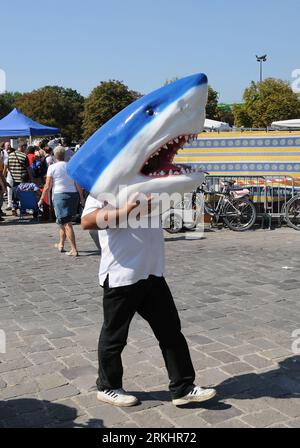 Bildnummer: 55891095 Datum: 04.09.2011 Copyright: imago/Xinhua (110904) -- LILLE, 4 settembre 2011 (Xinhua) -- Un uomo porta in testa un gadget a forma di squalo durante l'annuale Braderie de Lille , il più grande mercato delle pulci d'Europa, nella città francese settentrionale di Lille, il 3 settembre 2011. (Xinhua/Wu Wei) (yc) FRANCE-LILLE-FLEA MARKET PUBLICATIONxNOTxINxCHN Gesellschaft Flohmarkt xjh x0x 2011 hoch kurios Komik Bildnummer 55891095 Data 04 09 2011 Copyright Imago XINHUA Lille 4 settembre 2011 XINHUA un uomo trasporta un Gadget a forma di squalo SULLA testa durante la fiera annuale di Lille la più grande pulce d'Europa ma Foto Stock