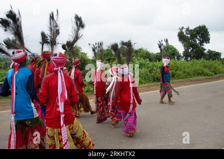 Un gruppo di persone tribali che eseguono una danza tradizionale popolare nelle colline Ajodhya a Purulia, nel Bengala Occidentale Foto Stock