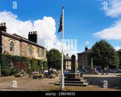 Boars Head pub War Memorial e Market Cross nella piazza del mercato a Ripley North Yorkshire, Inghilterra Foto Stock