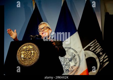 110907 -- NEW YORK, 7 settembre 2011 Xinhua -- il master planner del World Trade Center Daniel Libeskind tiene un discorso durante la conferenza stampa di aggiornamento della ricostruzione del World Trade Center a New York, negli Stati Uniti, 7 settembre 2011. Lo sviluppatore WTC Larry Silverstein ha ospitato la conferenza, con presentazioni del sindaco Bloomberg, del master planner Daniel Libeskind, tra gli altri. Xinhua/fan Xia U.S.-NEW YORK-WORLD TRADE CENTER REDEVELOPMENT PUBLICATIONxNOTxINxCHN Foto Stock