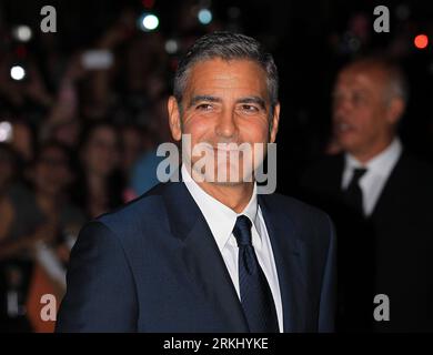 Bildnummer: 55933500 Datum: 09.09.2011 Copyright: imago/Xinhua (110910) -- TORONTO, 10 settembre 2011 (Xinhua) -- l'attore George Clooney arriva per la proiezione di The Ides of March alla Roy Thomson Hall durante il 36° Toronto International Film Festival a Toronto, Canada, 9 settembre 2011. (Xinhua/Zou Zheng) CANADA-TORONTO INTERNATIONAL FILM FESTIVAL PUBLICATIONxNOTxINxCHN People Kultur Entertainment Film 36. Filmfestival Filmpremiere Premiere Porträt anteprima xns x0x 2011 quer 55933500 Data 09 09 2011 Copyright Imago XINHUA Toronto 10 settembre 2011 XINHUA attore George Clooney arriva per la S Foto Stock