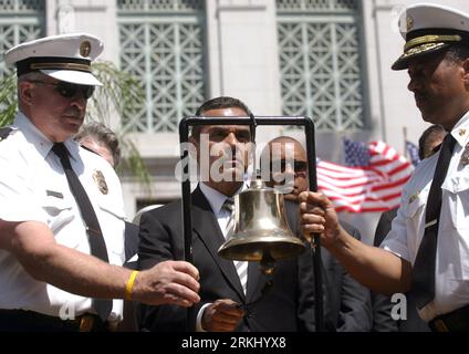 Bildnummer: 55934476 Datum: 09.09.2011 Copyright: imago/Xinhua (110910) -- LOS ANGELES, 10 settembre 2011 (Xinhua) -- il sindaco di Los Angeles Antonio Villaraigosa (C) suona un campanello durante una cerimonia per celebrare il decimo anniversario degli attacchi terroristici del 9/11 a Los Angeles, California il 9 settembre 2011. (Xinhua/Ringo H.W. Chiu) (srb) U.S.-LOS ANGELES-9/11 TERRORIST ATTACKS-10TH ANNIVERSARY PUBLICATIONxNOTxINxCHN People Gedenken Jahrestag Anschlag USA 911 Gedenkfeier Premiumd xns x2x 2011 quer o0 Glocke Läuten Politik 55934476 Data 09 09 2011 Copyright Imago XINHUA Los Angeles 10 settembre 20 Foto Stock