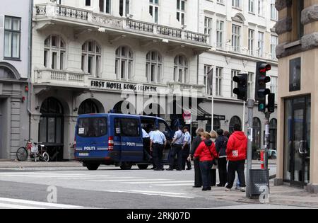 Bildnummer: 55935351 Datum: 10.09.2011 Copyright: imago/Xinhua (110910) -- COPENHAGEN, 10 settembre 2011 (Xinhua) -- poliziotti cordone fuori da una strada nel centro di Copenaghen, Danimarca, 10 settembre 2011. La polizia danese sta indagando su un veicolo sospetto parcheggiato vicino a un edificio citato come bersaglio in precedenti casi di terrore, i media locali hanno riferito domenica. (Xinhua/Wu Bo) (wjd) DANIMARCA-COPENHAGEN-SUSPICIOUS VEHICLE PUBLICATIONxNOTxINxCHN Gesellschaft Terrorverdacht Durchsuchung verdächtiges Auto Polizei xjh x0x 2011 quer 55935351 Data 10 09 2011 Copyright Imago XINHUA Copenhagen 10 settembre 2011 XINHUA Polic Foto Stock