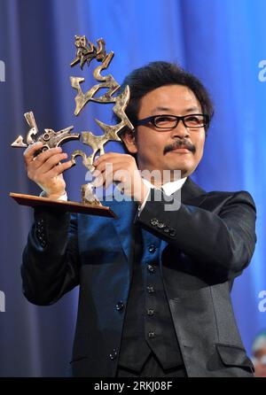 Bildnummer: 55935306  Datum: 10.09.2011  Copyright: imago/Xinhua (110910) -- VENICE, Sept. 10, 2011 (Xinhua) -- Japanese director Sion Sono receives the Best Young Actor/Actress Award for actor Shota Sometani and actress Fumi Nikaidopose in his film Himizu at the awarding ceremony of the 68th Venice Film Festival in Venice, Italy, Sept. 10, 2011. (Xinhua/Wang Qingqin) (wjd) ITALY-VENICE-68TH FILM FESTIVAL-AWARDS PUBLICATIONxNOTxINxCHN Entertainment Kultur Film 68 Filmfestspiele Venedig Verleihung Preisverleihung Trophäe Objekte xjh x2x premiumd 2011 hoch  o0 Preisträger Nachwuchspreis     5593 Stock Photo