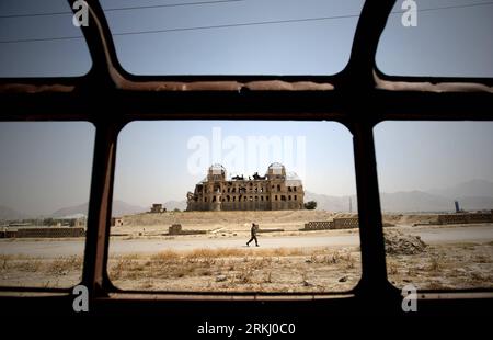 Bildnummer: 55935629 Datum: 11.09.2011 Copyright: imago/Xinhua KABUL, 11 settembre 2011 (Xinhua) - un soldato dell'esercito nazionale afghano cammina di fronte al palazzo Daralmine distrutto durante la guerra civile vicino a TV Mountain o Asimahi Mountain nella capitale afghana Kabul il 4 settembre 2011. La TV Mountain fu uno dei primi bersagli in cui le forze internazionali a guida statunitense bombardarono i talebani il 2001 ottobre in risposta diretta agli attacchi sul suolo statunitense l'11 settembre 2001. (Xinhua/Ahmad Massoud)(Aceria) AFGHANISTAN-KABUL-TV MONTAGNA PUBLICATIONxNOTxINxCHN Gesellschaft Zerstörung Kriegsschäden xjh x0x premi Foto Stock