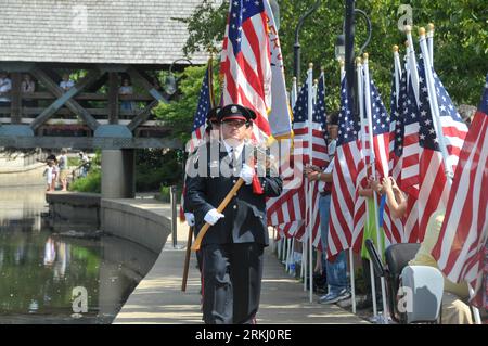 Bildnummer: 55936772  Datum: 11.09.2011  Copyright: imago/Xinhua (110912) -- CHICAGO, Sept. 12, 2011 (Xinhua) -- Policemen walk past national flags during a ceremony commemorating the 10th anniversary of the 9/11 terrorist attacks, in Naperville, about 50 kilometers west of Chicago, the United States, Sept. 11, 2011. More than 2,000 local residents took part in the ceremony in Naperville on Sunday to commemorate the 10th anniversary of the 9/11 terrorist attacks. (Xinhua/Zhang Baoping)(axy) U.S.-CHICAGO-9/11-10TH ANNIVERSARY PUBLICATIONxNOTxINxCHN Gesellschaft Gedenken 9 11 9 11 September Jahr Stock Photo