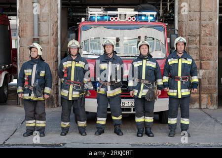 Bildnummer: 55936793 Datum: 11.09.2011 Copyright: imago/Xinhua (110911) -- BUDAPEST, 11 settembre 2011 (Xinhua) -- i vigili del fuoco ungheresi osservano un momento di silenzio per commemorare il decimo anniversario degli attacchi terroristici dell'11 settembre, a Budapest, in Ungheria, 11 settembre 2011. (Xinhua/Attila Volgyi) UNGHERIA-BUDAPEST-11 SETTEMBRE-COMMEMORAZIONE PUBLICATIONxNOTxINxCHN Gesellschaft Gedenken 9 11 9 11 settembre Jahrestag x2x xtm 2011 quer o0 Feuerwehr 55936793 Data 11 09 2011 Copyright Imago XINHUA Budapest 11 settembre 2011 i vigili del fuoco ungheresi XINHUA osservano un momento di silenzio per commemorare il Foto Stock