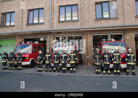 Bildnummer: 55936797 Datum: 11.09.2011 Copyright: imago/Xinhua (110911) -- BUDAPEST, 11 settembre 2011 (Xinhua) -- i vigili del fuoco ungheresi osservano un momento di silenzio per commemorare il decimo anniversario degli attacchi terroristici dell'11 settembre, a Budapest, in Ungheria, 11 settembre 2011. (Xinhua/Attila Volgyi) UNGHERIA-BUDAPEST-11 SETTEMBRE-COMMEMORAZIONE PUBLICATIONxNOTxINxCHN Gesellschaft Gedenken 9 11 9 11 settembre Jahrestag x2x xtm 2011 quer premiumd o0 Feuerwehr 55936797 Data 11 09 2011 Copyright Imago XINHUA Budapest 11 settembre 2011 i vigili del fuoco ungheresi XINHUA osservano un momento di silenzio per commemo Foto Stock