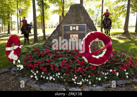 Bildnummer: 55936800 Datum: 11.09.2011 Copyright: imago/Xinhua (110912) -- OTTAWA, 12 settembre 2011 (Xinhua) -- i membri della Royal Canadian Mounted Police stanno di guardia durante un servizio commemorativo al Beechwood National Cemetery per commemorare il decimo anniversario degli attacchi terroristici del 9/11 contro gli Stati Uniti, a Ottawa, in Canada, l'11 settembre 2011. (Xinhua/Christopher Pike) (Aceria) CANADA-OTTAWA-9/11-MEMORIAL PUBLICATIONxNOTxINxCHN Gesellschaft Gedenken 9 11 9 11 settembre Jahrestag x2x xtm 2011 quer premiumd o0 Friedhof Denkmal 55936800 Data 11 09 2011 Copyright Imago XINHUA Otta Foto Stock