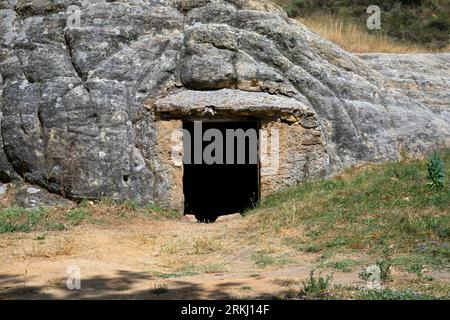 Europa, Spagna, Castiglia e León, Olleros de Pisuerga, piccolo santuario grotta associato alla roccia dell'eremo scolpito dei Santi Giusto e Pastore Foto Stock