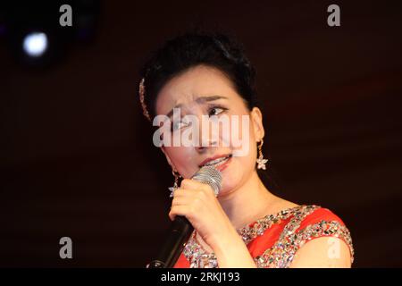 Bildnummer: 55945839  Datum: 12.09.2011  Copyright: imago/Xinhua (110912) -- KAMPALA, Sept. 12, 2011 (Xinhua) -- A Chinese actress performs Beijing Opera in Kampala, Uganda, Sept. 11, 2011. The Chinese community in Uganda late on Sunday celebrated the Mid-Autumn Festival with a gala presenting traditional Chinese culture and folk art by a group of the renowned Chinese musicians. Chinese Ambassador to Uganda Sun Heping, Uganda s top government officials, diplomats and the business community attended the celebration that aims at strengthening family bonds.(Xinhua/Yuan Qing) (lyx) UGANDA-CHINA-MI Stock Photo