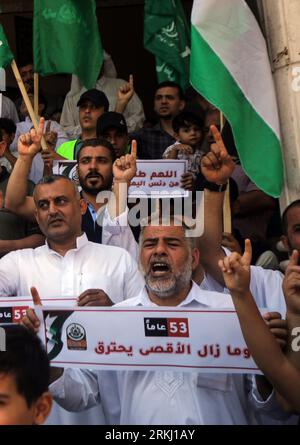 Ondata palestinese di bandiere islamiche verdi e nazionali di Hamas durante una protesta a sostegno di Gerusalemme e della Cisgiordania, dopo la preghiera del venerdì davanti alla moschea di al Kabeer a Khan Younis, nella Striscia di Gaza meridionale, venerdì, agosto. 25, 2023. L'arabo legge. Foto di Ismael Mohamad/UPI. Crediti: UPI/Alamy Live News Foto Stock