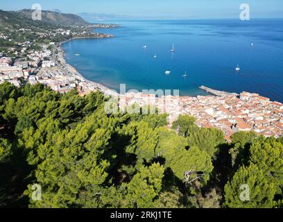 Una vista aerea della città di Cefalù in una giornata di sole in Sicilia Foto Stock