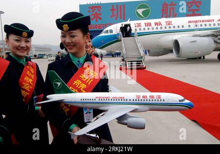Bildnummer: 55955302 Datum: 17.02.2006 Copyright: imago/Xinhua (110913) -- SHENZHEN, 13 settembre 2011 (Xinhua) -- la foto del file scattata il 17 febbraio 2006 mostra due hostess di Shenzhen Airlines che trasportano un modello A319 durante una cerimonia per ricevere due aerei Airbus dal tedesco nella città di Shenzhen, nella provincia del Guangdong della Cina meridionale. Shenzhen Airline è diventata client Airbus nel 2006. PUBLICATIONxNOTxINxCHN Wirtschaft Verkehr Luftfahrt Flugzeug x2x xst 2006 quer 55955302 Data 17 02 2006 Copyright Imago XINHUA Shenzhen Set 13 2011 XINHUA file foto scattata IL 17 febbraio 2006 mostra due hostess di Shenzhen Airl Foto Stock
