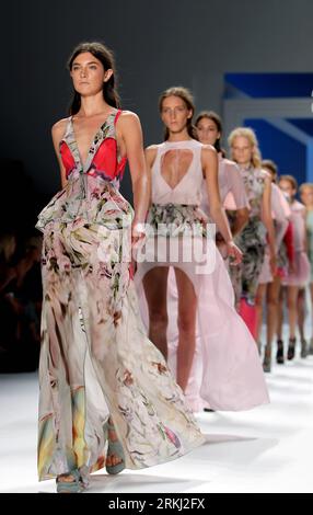 Bildnummer: 55960762 Datum: 13.09.2011 Copyright: imago/Xinhua (110914) -- New York, 14 settembre 2011 (Xinhua) -- Models presentano la creazione di vera Wang durante la New York Fashion Week a New York, Stati Uniti, 13 settembre 2011. La settimana della moda Mercedes-Benz di New York è iniziata giovedì al Lincoln Center, con oltre 200 collezioni Primavera 2012 di designer in passerella. (Xinhua/Wu Jingdan) U.S.-NEW YORK-FASHION PUBLICATIONxNOTxINxCHN Kultur Entertainment Mercedes Benz Fashion Week Modewoche Modenschau Damenmode x0x xtm 2011 hoch premiumd 55960762 Data 13 09 2011 Copyright Foto Stock