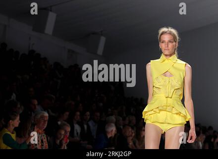 Bildnummer: 55960757  Datum: 13.09.2011  Copyright: imago/Xinhua (110914) -- New York, Sept. 14, 2011 (Xinhua) -- A model presents the creation of Vera Wang during the New York Fashion Week in New York, the United States, Sept. 13, 2011. The New York Mercedes-Benz Fashion Week started on Thursday at Lincoln Center, featuring more than 200 designers Spring 2012 collections on the catwalk. (Xinhua/Wu Jingdan) U.S.-NEW YORK-FASHION PUBLICATIONxNOTxINxCHN Kultur Entertainment Mercedes Benz Fashion Week Modewoche Modenschau Damenmode x0x xtm 2011 quer      55960757 Date 13 09 2011 Copyright Imago X Stock Photo