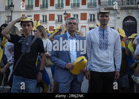 Madrid, Spagna. 24 agosto 2023. L'ambasciatore dell'Ucraina in Spagna, Serhii Pohoreltsev (C) visto durante la manifestazione. Gli ucraini in partenza in Spagna celebrano la giornata dell'indipendenza in Ucraina e il 24 agosto hanno segnato i 18 mesi di invasione russa in Ucraina. (Immagine di credito: © David Canales/SOPA Images via ZUMA Press Wire) SOLO USO EDITORIALE! Non per USO commerciale! Foto Stock