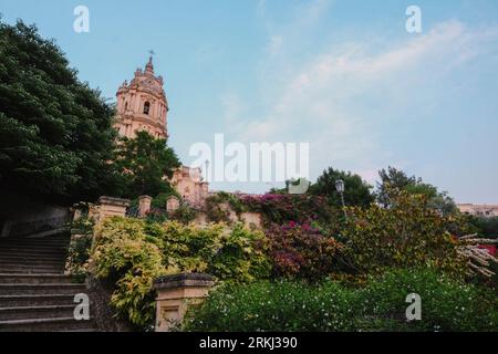 Vista generale del paesaggio urbano di Modica, Italia. Modica è una città siciliana di origini neolitiche. Il suo centro storico, ricostruito in seguito al terremoto del 1693, è un esempio di architettura tardo barocca ed è stato riconosciuto come patrimonio dell'umanità dell'UNESCO. Modica è nota anche per la produzione del cioccolato tipico. Foto Stock