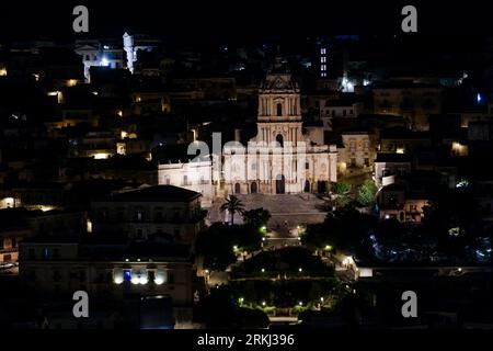 Vista generale del paesaggio urbano di Modica, Italia. Modica è una città siciliana di origini neolitiche. Il suo centro storico, ricostruito in seguito al terremoto del 1693, è un esempio di architettura tardo barocca ed è stato riconosciuto come patrimonio dell'umanità dell'UNESCO. Modica è nota anche per la produzione del cioccolato tipico. Foto Stock