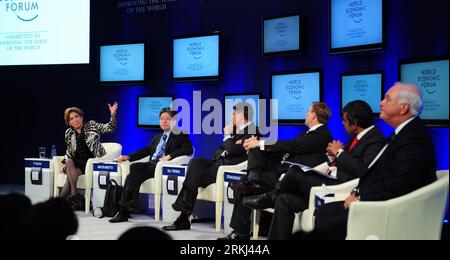 Bildnummer: 55977152  Datum: 15.09.2011  Copyright: imago/Xinhua (110915) -- DALIAN, Sept. 15, 2011 (Xinhua) -- Laura D Andrea Tyson (1st L), S.K. and Angela Chan Professor of Global Management of Hass School of Business from the United States, presides over the plenary session on the theme of Compensating Leaders: A Cross-cultural View during the World Economic Forum Annual Meeting of the New Champions, also known as the Summer Davos Forum, in Dalian, a coastal city in northeast China s Liaoning Province, Sept. 15, 2011. (Xinhua/Jiang Bing) CHINA-DALIAN-SUMMER DAVOS-COMPENSATION (CN) PUBLICAT Stock Photo