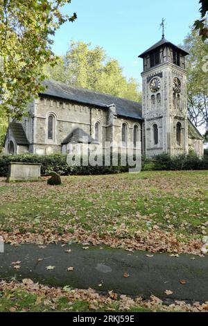 Londra, Regno Unito, 11 ottobre 2014. St Chiesa Vecchia di Pancras circondata da alberi con foglie a terra. Foto Stock