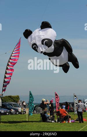 Bildnummer: 56013291 Datum: 17.09.2011 Copyright: imago/Xinhua (110918) -- SAN FRANCISCO, 18 settembre 2011 (Xinhua) -- Un aquilone a forma di panda vola durante il Family Kites Festival a San Francisco, negli Stati Uniti, 17 settembre 2011. L'evento di due giorni è iniziato qui sabato. (Xinhua/Liu Yilin) U.S.-SAN FRANCISCO-KITES FESTIVAL PUBLICATIONxNOTxINxCHN Gesellschaft USA Drachen Drachensteigen xda x0x 2011 hoch 56013291 Data 17 09 2011 Copyright Imago XINHUA San Francisco 18 settembre 2011 XINHUA a Panda Shaped Kite VOLA durante il Family Kites Festival a San Francisco negli Stati Uniti 1 settembre Foto Stock