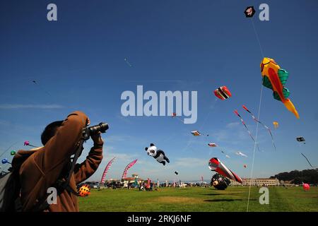 Bildnummer: 56013290 Datum: 17.09.2011 Copyright: imago/Xinhua (110918) -- SAN FRANCISCO, 18 settembre 2011 (Xinhua) -- Un turista scatta foto degli aquiloni volanti durante il Family Kites Festival a San Francisco, negli Stati Uniti, 17 settembre 2011. L'evento di due giorni è iniziato qui sabato. (Xinhua/Liu Yilin) U.S.-SAN FRANCISCO-KITES FESTIVAL PUBLICATIONxNOTxINxCHN Gesellschaft USA Drachen Drachensteigen xda x0x 2011 quer 56013290 Data 17 09 2011 Copyright Imago XINHUA San Francisco 18 settembre 2011 XINHUA a Tourist scatta foto degli aquiloni volanti durante il Family Kites Festival a San Foto Stock