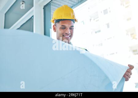 Progetto, progetto e felice architetto, uomo o ingegnere che legge planimetria, progettazione o schizzo immobiliare. Felicità, appaltatore di ristrutturazioni e. Foto Stock