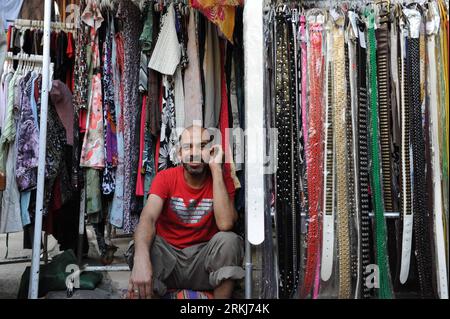 Bildnummer: 56022976 Datum: 14.09.2011 Copyright: imago/Xinhua (110918) - CAIRO, 18 settembre 2011 (Xinhua) - Un negoziante di cinture di pelle siede di fronte al suo negozio al mercato Wekalet El Balah del Cairo, capitale dell'Egitto, 14 settembre 2011. Wekalet El Balah è uno dei principali mercati locali in Egitto che presenta un'enorme varietà di merci e prodotti a un ottimo prezzo. Si trova all'incrocio tra la 26esima strada e il Nilo al Cairo. Questa zona è conosciuta come Boulak Abu El Ela ed è famosa per il commercio del cotone. In tempi precedenti, le navi arrivavano al Cairo a Wekalet El Balah, trasportando grandi AM Foto Stock