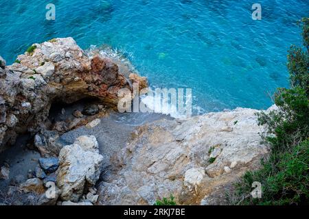 Uno splendido corpo di acqua cristallina e turchese: Noli Foto Stock