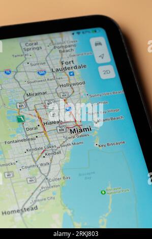 New York, USA - 24 agosto 2023: Il traffico automobilistico a Miami sull'app google Maps sulla vista ravvicinata dello schermo del tablet Foto Stock