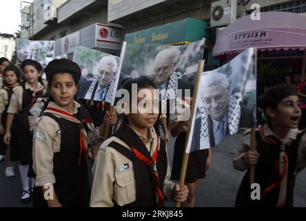 Bildnummer: 56033178 Datum: 19.09.2011 Copyright: imago/Xinhua (110919) -- BETLEMME, 19 settembre 2011 (Xinhua) -- i ricognitori palestinesi mostrano immagini del presidente Mahmoud Abbas mentre marciano a sostegno dell'offerta statale palestinese alle Nazioni Unite, nella città di Beit Sahur, vicino a Betlemme, il 19 settembre 2011. (Xinhua/Luay Sababa) (wjd) MIDEAST-CISGIORDANIA-MARZO-un-BID PUBLICATIONxNOTxINxCHN Politik Palästina Westjordanland Demo Protest ONU Status Anerkennung Staat xjh x0x premiumd 2011 quer 56033178 Data 19 09 2011 Copyright Imago XINHUA Betlemme 19 settembre 2011 XINHUA PALEST Foto Stock