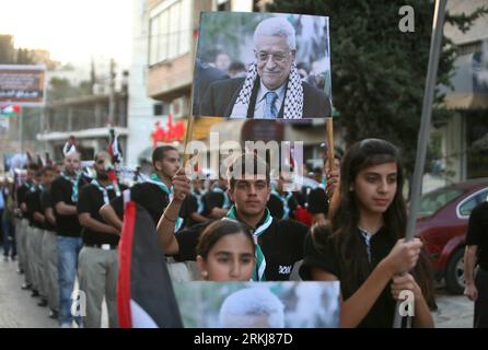 Bildnummer: 56033180  Datum: 19.09.2011  Copyright: imago/Xinhua (110919) -- BETHLEHEM, Sept. 19, 2011 (Xinhua) -- Palestinian scouts hold pictures of President Mahmoud Abbas as they march in support of the Palestinian statehood bid in the United Nations, in the West Bank town of Beit Sahur, near Bethlehem, on Sept. 19, 2011. (Xinhua/Luay Sababa) (wjd) MIDEAST-WEST BANK-MARCH-UN-BID PUBLICATIONxNOTxINxCHN Politik Palästina Westjordanland Demo Protest UN Status Anerkennung Staat xjh x0x premiumd 2011 quer      56033180 Date 19 09 2011 Copyright Imago XINHUA  Bethlehem Sept 19 2011 XINHUA PALEST Stock Photo