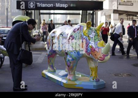 Bildnummer: 56048849  Datum: 20.09.2011  Copyright: imago/Xinhua (110921) -- SAO PAULO, Sep. 21, 2011 (Xinhua) -- A man takes pictures of a painted rhinocero made of recycled materials at a street exhibition in Avenue Paulista of southeast Braizil s Sao Paulo. The exhibition, named Rino Mania and sponsored by Duratex, the largest producer of wood panels in the Southern Hemisphere, displayed 60 rhinoceros painted by artists selected from Facebook. (Xinhua/Agencia Estado) (lmm) (Brazil out) BRAZIL-SAO PAULO-MAN-MADE RHINOS-EXHIBITION PUBLICATIONxNOTxINxCHN Gesellschaft Kunst Ausstellung Skulptur Stock Photo