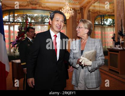 Bildnummer: 56048946 Datum: 20.09.2011 Copyright: imago/Xinhua (110920) -- PARIGI, 20 settembre 2011 (Xinhua) -- Ambasciatore cinese in Francia Kong Quan (L) dà il benvenuto all'ex Ministro francese di Freign e degli affari europei Michele Alliot-Marie durante il ricevimento della giornata nazionale cinese a Parigi, in Francia, 20 settembre 2011. La celebrazione si svolge in occasione del 62° anniversario della fondazione della Repubblica Popolare Cinese. (Xinhua/Gao Jing) FRANCIA-PARIGI-AMBASCIATA CINESE-RICEVIMENTO DIURNO NAZIONALE PUBLICATIONxNOTxINxCHN People Politik xjh x0x premiumd 2011 quer 56048946 Data 20 09 2011 Copyright Imago XINHU Foto Stock