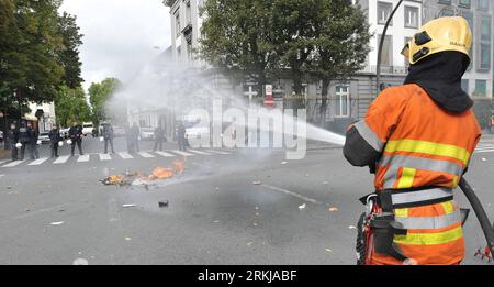 Bildnummer: 56069065  Datum: 22.09.2011  Copyright: imago/Xinhua (110922) -- BRUSSELS, SEPTEMBER 22, 2011 (Xinhua) --A firefighter extinguishes burning trash during a garbage collectors demonstration in Brussels, capital of Belgium on Sept. 22, 2011. Hundreds of garbage collectors protested in downtown Brussels against local authority¯s job cut decision Thursday. (Xinhua/Wu Wei) BELGIUM-GARBAGE COLLECTOR-PROTEST PUBLICATIONxNOTxINxCHN Gesellschaft Politik Demo Protest Müll Müllfahrer x0x xst 2011 quer      56069065 Date 22 09 2011 Copyright Imago XINHUA  Brussels September 22 2011 XINHUA a Fir Stock Photo