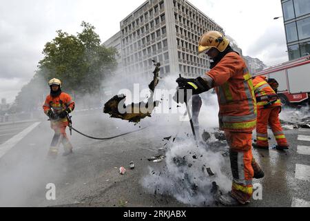 Bildnummer: 56069062 Datum: 22.09.2011 Copyright: imago/Xinhua (110922) -- BRUXELLES, 22 SETTEMBRE 2011 (Xinhua) --i vigili del fuoco spengono la spazzatura durante una manifestazione di raccolta rifiuti a Bruxelles, capitale del Belgio, il 22 settembre 2011. Centinaia di collezionisti di rifiuti hanno protestato nel centro di Bruxelles contro la¯decisione di taglio dei posti di lavoro adottata dalle autorità locali giovedì. (Xinhua/Wu Wei) BELGIO-GARBAGE COLLECTOR-PROTEST PUBLICATIONxNOTxINxCHN Gesellschaft Politik Demo Protest Müll Müllfahrer x0x xst 2011 quer 56069062 Data 22 09 2011 Copyright Imago XINHUA Bruxelles 22 settembre 2011 XINHUA Firefigh Foto Stock