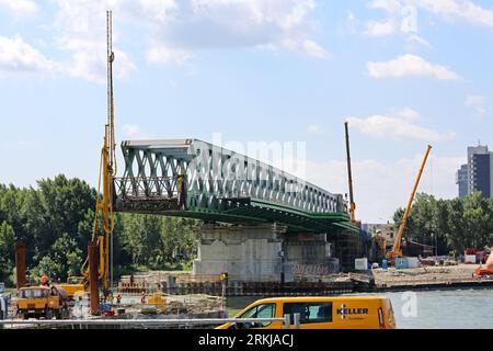 Bratislava, Slovacchia - 10 luglio 2015: Cantiere di un nuovo ponte in acciaio sul fiume Danubio nella capitale, giorno d'estate. Foto Stock