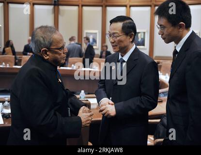 Bildnummer: 56074302  Datum: 22.09.2011  Copyright: imago/Xinhua (110922) -- WASHINGTON DC, Sept. 22, 2011 (Xinhua) -- Chinese Minister of Finance Xie Xuren (C) chats with his Indian counterpart Pranab Mukherjee during a Brazil, Russia, India, China and South Africa (BRICS) meeting in Washington D.C., capital of the United States, Sept. 22, 2011. Finance ministers and central bank governors from the five leading emerging market economies on Thursday called for the International Monetary Fund (IMF) to speed up their quota and governance reforms. (Xinhua/Chinese Delegation Handout/Zhang Jun) UN- Stock Photo