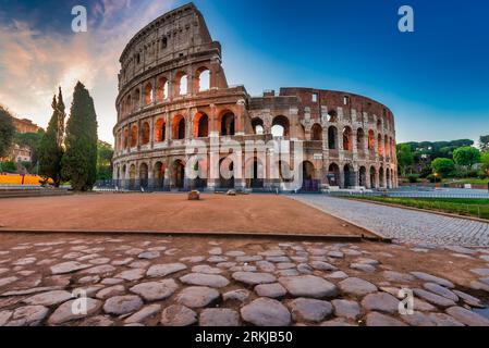 A scenic view of the Colosseum in Rome, Italy at sunset Foto Stock