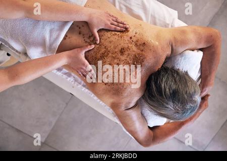 Corpo, massaggio e senior con uomo in spa per il benessere, il trattamento o l'ospitalità. Pace, cura della pelle e salone di bellezza con le mani del cliente e massaggiatrice per Foto Stock