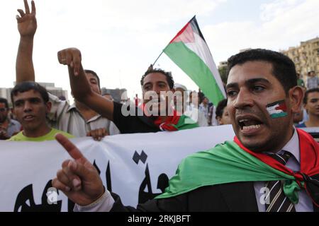 Bildnummer: 56084334 Datum: 23.09.2011 Copyright: imago/Xinhua (110924)--CAIRO, Spet.24, 2011(Xinhua)--manifestanti egiziani cantano slogan e sventolano bandiere palestinesi, mentre assistono a una manifestazione a sostegno dell'offerta palestinese per il riconoscimento dello stato nelle Nazioni Unite, in piazza Tahrir al Cairo, Egitto, venerdì 23 settembre 2011. (Xinhua/Nasser Nouri) EGITTO-CAIRO-DIMOSTRANTE PUBLICATIONxNOTxINxCHN Politik Demo Protest Staatsgründung Staat Anerkennung Palästina xda x0x premiumd 2011 quer 56084334 Data 23 09 2011 Copyright Imago XINHUA Cairo 24 2011 XINHUA Egiziano dimostrante Chant S. Foto Stock