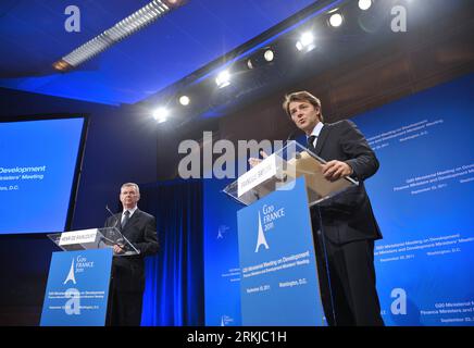 Bildnummer: 56086894 Datum: 23.09.2011 Copyright: imago/Xinhua (110924) -- WASHINGTON DC, 24 settembre 2011 (Xinhua) -- il ministro delle finanze francese Francois Baroin (R) e il ministro della cooperazione francese Henri de Raincourt ospitano una conferenza stampa del Comitato per lo sviluppo del G-20 in occasione delle riunioni annuali del Fondo monetario internazionale e della Banca Mondiale a Washington DC, capitale degli Stati Uniti, 23 settembre 2011. Venerdì, il gruppo dei 20 (G20), i principali ministri delle finanze e dello sviluppo delle economie, si sono impegnati ad affrontare le sfide dello sviluppo nell'ambito dell'agenda economica globale, in quanto i paesi in via di sviluppo si preoccupano della sp Foto Stock