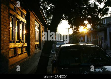 Bildnummer: 56098885  Datum: 16.08.2011  Copyright: imago/Xinhua (110924) -- BEIJING, Sept. 24, 2011 (Xinhua) -- Photo taken on Aug. 16, 2011 shows the sunset in Wudaoying Hutong in Beijing, capital of China. PUBLICATIONxNOTxINxCHN Gesellschaft xbs x2x 2011 quer o0 Fotostory, Tradition, Wohnhaus, Gasse, Straße     56098885 Date 16 08 2011 Copyright Imago XINHUA  Beijing Sept 24 2011 XINHUA Photo Taken ON Aug 16 2011 Shows The Sunset in Wudaoying Hutong in Beijing Capital of China PUBLICATIONxNOTxINxCHN Society xbs x2x 2011 horizontal o0 Photo Story Tradition House Sac Road Stock Photo