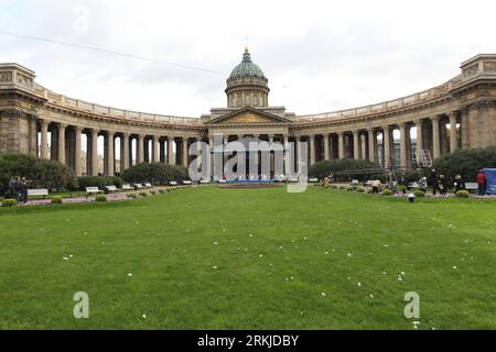 Bildnummer: 56110653 Datum: 25.09.2011 Copyright: imago/Xinhua (110926) -- ST. PETERSBURG, 26 settembre 2011 (Xinhua) -- Una celebrazione si tiene presso la cattedrale di Kazan a St. Pietroburgo, Russia, in occasione del 200° anniversario della sua fondazione. (Xinhua/Lu Jinbo) RUSSIA-ST. CATTEDRALE PIETROBURGO-KAZAN-200° ANNIVERSARIO PUBLICATIONxNOTxINxCHN Gesellschaft RUS Gebäude Jahrestag Bau Kasaner Kathedrale Kirchen xns x0x 2011 quer premiumd 56110653 Data 25 09 2011 Copyright Imago XINHUA San Pietroburgo settembre 26 2011 XINHUA a Celebration IS Hero PRESSO la cattedrale di Kazan a San Pietroburgo Russia marcatura T. Foto Stock