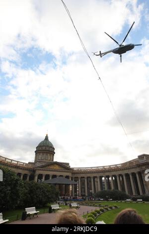 Bildnummer: 56110648 Datum: 25.09.2011 Copyright: imago/Xinhua (110926) -- ST. PETERSBURG, 26 settembre 2011 (Xinhua) -- Un elicottero sparge fiori sopra la cattedrale di Kazan a St Petersburg, Russia, 25 settembre 2011. Una celebrazione si è tenuta domenica nella cattedrale di Kazan, in occasione del 200° anniversario della sua istituzione. (Xinhua/Lu Jinbo) RUSSIA-ST. CATTEDRALE PIETROBURGO-KAZAN-200° ANNIVERSARIO PUBLICATIONxNOTxINxCHN Gesellschaft RUS Gebäude Jahrestag Bau Kasaner Kathedrale Kirchen xns x0x 2011 hoch 56110648 Data 25 09 2011 Copyright Imago XINHUA San Pietroburgo Sept 26 2011 XINHUA a H. Foto Stock